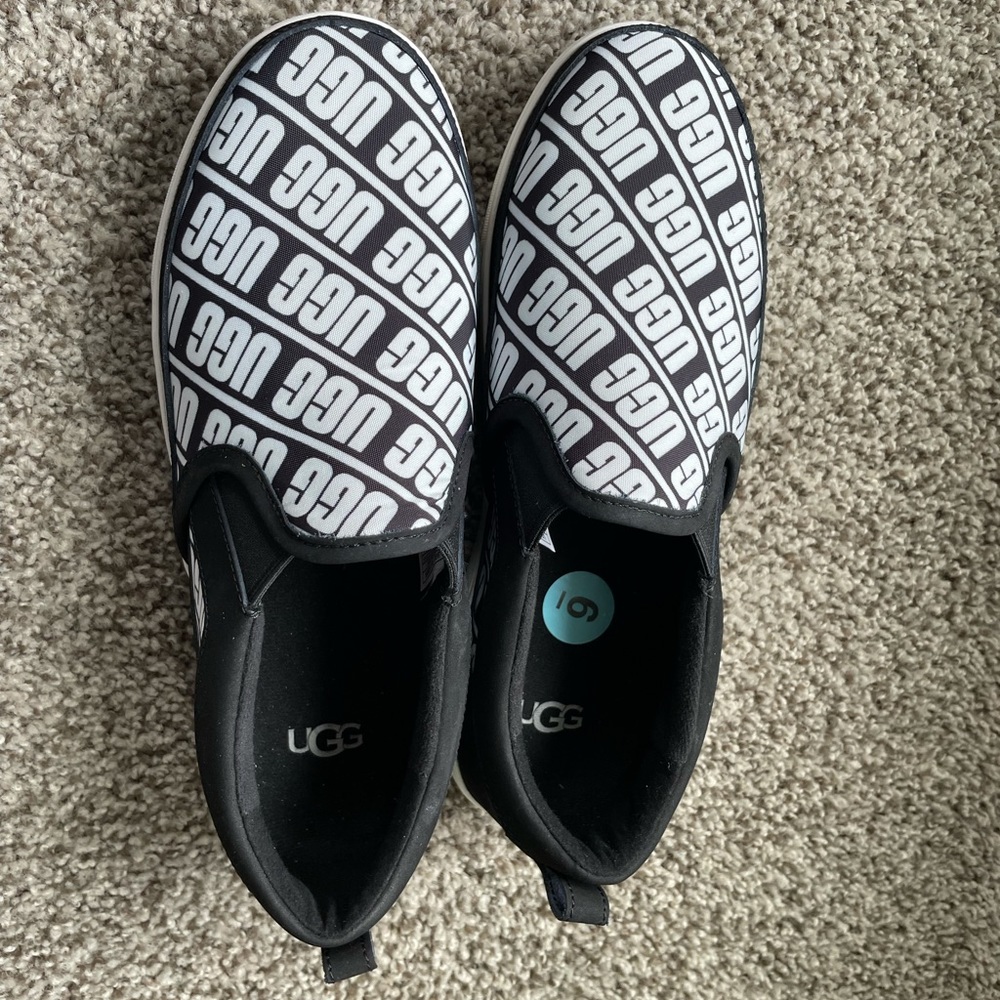 New Ugg Size 6 kids. Like Size 7 for female adults. Too big for me.